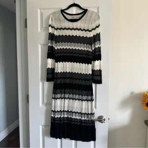 Size L Dress Barn Black and Cream Chevron Long Sleeve Lined Maxi Dress